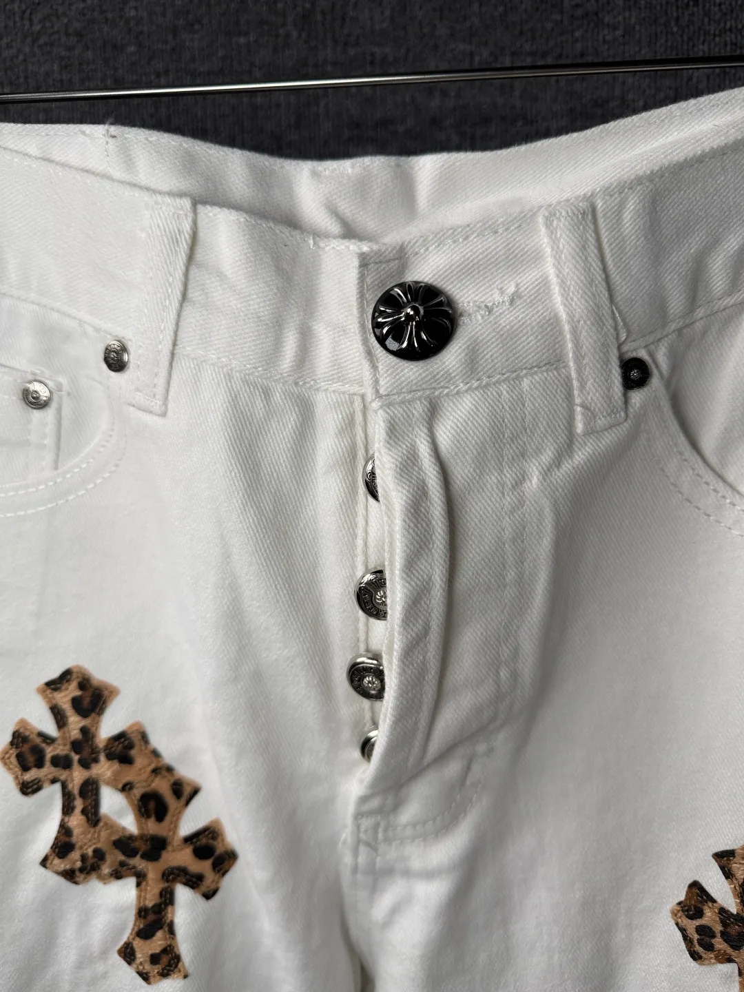 P230 💰 (Top version) Chrome Hearts/Chrome Hearts Classic white leopard print series colored leather cross washed color fabric unisex denim trousers Vibe style straight stacked god-level version Carbon fine bias denim color fabric Old vintage full set of hardware - Chrome Hearts white cow series The high version uses high-ounce custom fabrics, fermentation washing and soft color fixation, soft and thick to wear. The details are all made by hand-polished craftsmanship. Full-print jacquard fabric Unique design style. Through multiple processes to create a full retro feel. Unique niche non-contrast shirt. Customized distressed spray-painted buttons. Craftsmanship in every detail. Color: white leopard print. Size: 28-30-32-34 (corresponding to S-M-L-XL).